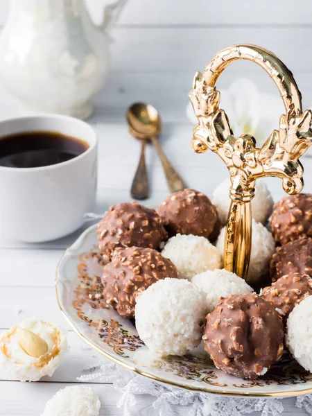 Chocolate e doces de coco em uma tigela em uma bandeja de madeira Coffee Cup Orchid . — Fotografia de Stock