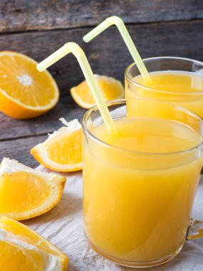 Ahşap zemin, rustik tarzı üzerine taze portakal suyu