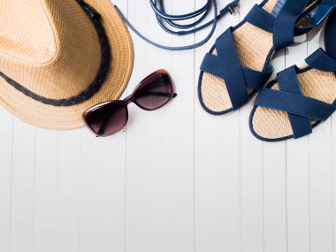 Yaz arka plan hasır şapka bilezik sandalet güneş gözlüğü beyaz tablo kopya alanı