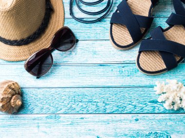 Yaz arka plan Straw hat bilezik sandalet güneş gözlüğü Seashells mavi tablo kopya alanı