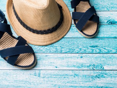 Yaz arka plan Straw hat bilezik sandalet güneş gözlüğü Seashells mavi tablo kopya alanı