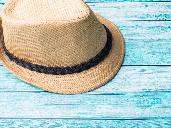 Yaz arka plan Straw hat bilezik sandalet güneş gözlüğü Seashells mavi tablo kopya alanı