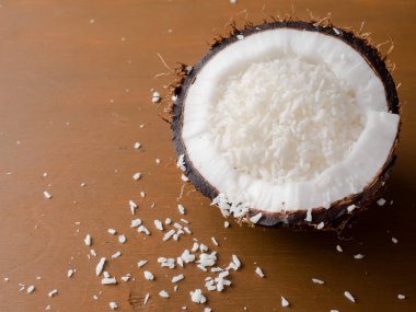 Taze organik hindistan cevizi hindistan cevizi rustik ahşap zemin ile iki parçaya kırık