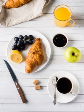 Bir beyaz masa kahve kruvasan portakal suyu üzüm Apple çikolata Kahvaltı