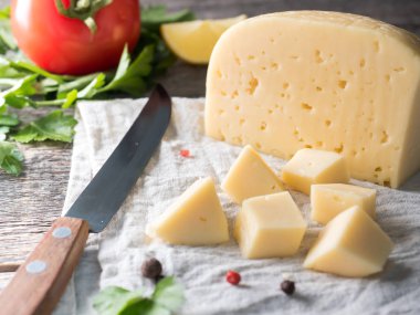 parça peynir maydanoz ile keten havlu rustik ahşap arka plan domates