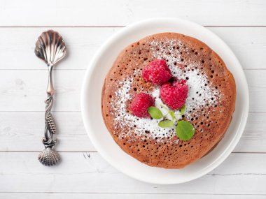 Çikolata ile pudra şekeri ahududu krep