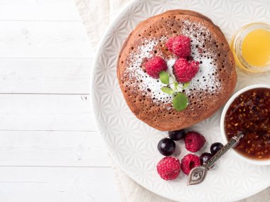Çikolata ile pudra şekeri ahududu krep. Kopya alanı