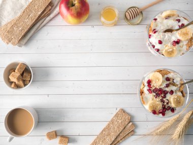 Cam kase müsli ve muz, nar tohumları kopya alanı ile yoğurt ile