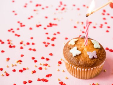 Masada mumlarla doğum günü kek. Pembe bir arka plan. Kopya alanı