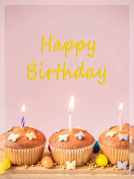 Geburtstagskuchen mit Kerzen auf dem Tisch. rosa Hintergrund. die Inschrift Alles Gute zum Geburtstag — Stockfoto