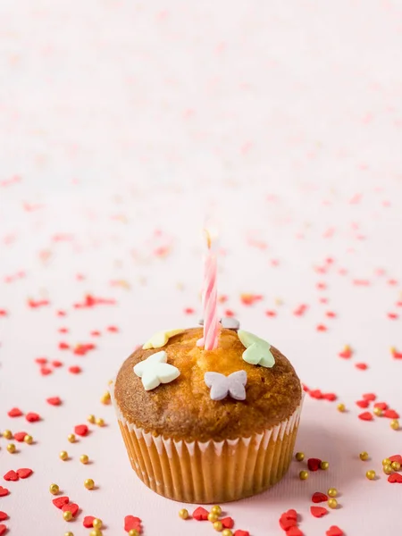 Cupcake di compleanno con candele sul tavolo. Sfondo rosa. Copia spazio — Foto Stock
