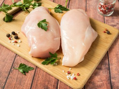 tablo üzerinde ahşap tahta üzerinde taze tavuk eti. seçici odak, yatay.