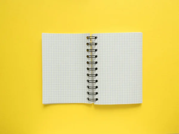 Notepad dalam bentuk diperluas pada latar belakang kuning Salin ruang — Stok Foto