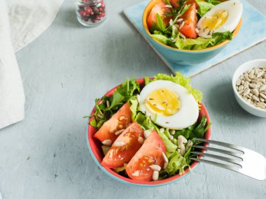 Domates ve hafif bir seramik tabak yumurta salatası