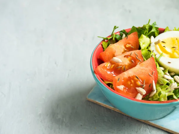 Sałatka z pomidorów i jajek w lekkie płyty ceramiczne — Zdjęcie stockowe