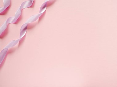 Pembe arka plan kopya alanı üzerinde pembe kurdeleler