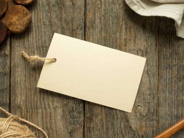 Kağıt ahşap arka plan üzerinde ip üzerine notlar. Kopya alanı