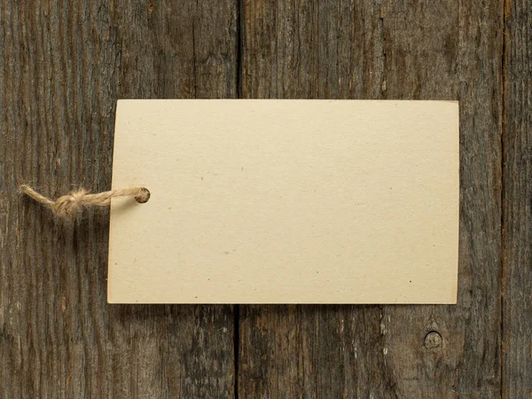 Note di carta su corda su fondo di legno. Copia spazio — Foto Stock