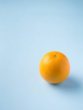 Taze meyve portakal üzerinde mavi arka plan izole.