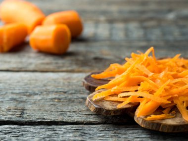 Ahşap rustik arka plan kopya alanı üzerine rendelenmiş havuç