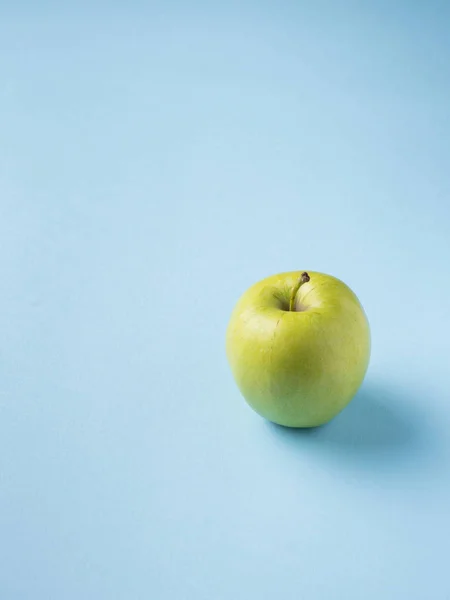 Φρέσκα φρούτα μήλο απομονώνονται σε μπλε φόντο — Φωτογραφία Αρχείου