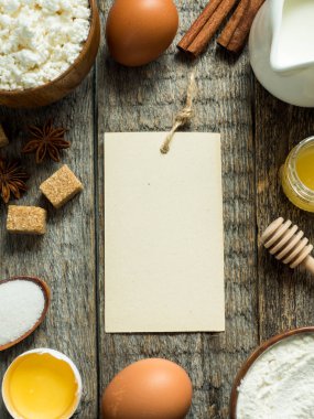 Pişirme arka plan yapmak hamur, süzme peynir, ekmek, un için malzemeler ile şeker ve ahşap rustik masa, üstten görünüm kopya alanı yumurta