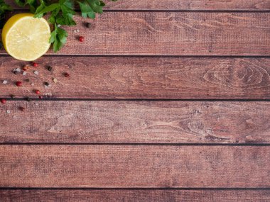 Taze yeşil maydanoz yarım limon ve biber baharat ahşap masa, seçici üzerinde kopya alanı odaklanmak