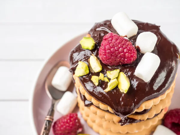 Uma sobremesa doce de uma framboesa de biscoito de chocolate e marshmallow em uma mesa leve . — Fotografia de Stock