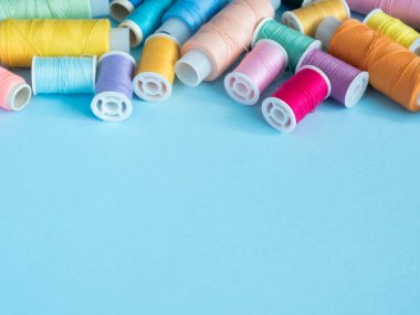 Mavi arka plan kopya alanı düz debriyaj ile çok renkli dikiş düğmeleri