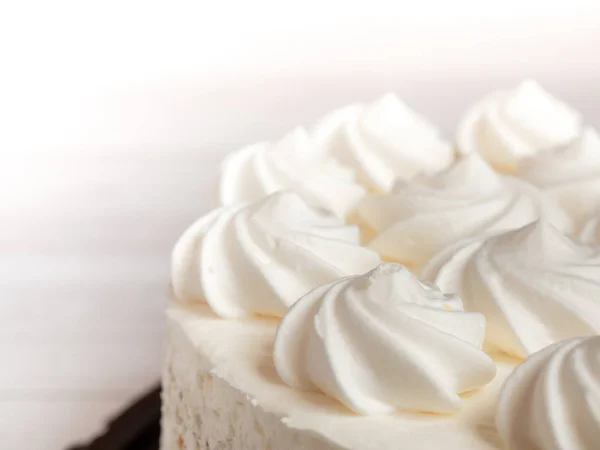Güllü lezzetli hafif dondurmalı kek krem rengi arka plan — Stok fotoğraf