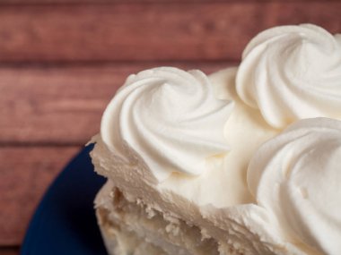 Lezzetli hafif dondurma pasta gül krema ile