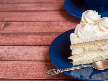 Lezzetli hafif dondurma pasta gül krema ile