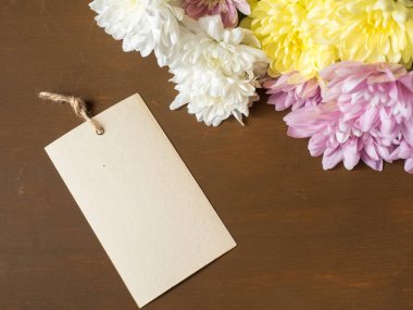 Çok renkli krizantem kahverengi ahşap arka plan üzerinde yer metin için buket