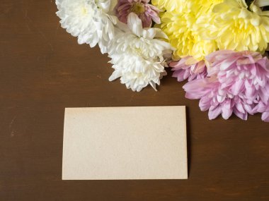 Çok renkli krizantem kahverengi ahşap arka plan üzerinde yer metin için buket