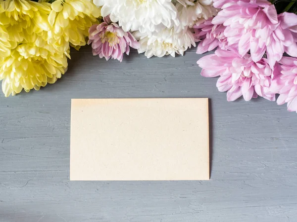 Metin için yer gri beton zemin üzerine renkli çiçekler krizantem