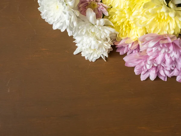 五颜六色的菊花花束在褐色木质背景地方为文本 — 图库照片