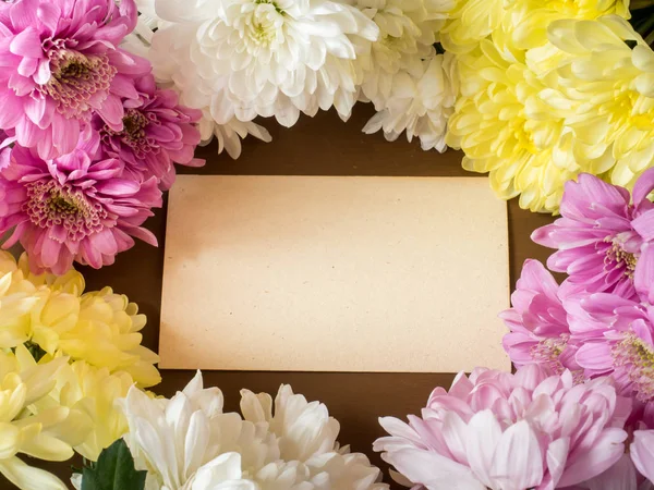 Strauß bunter Chrysanthemen auf braunem Holzhintergrund Platz für Text — Stockfoto