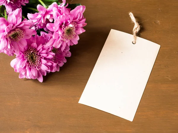 Strauß bunter Chrysanthemen auf braunem Holzhintergrund Platz für Text — Stockfoto