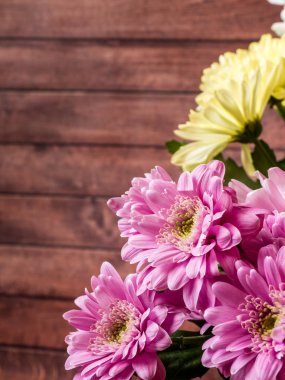 Çok renkli krizantem kahverengi ahşap arka plan üzerinde yer metin için buket