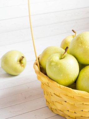 Bir sarı sepet yeşil olgun elma