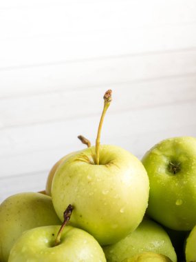 Bir sarı sepet yeşil olgun elma