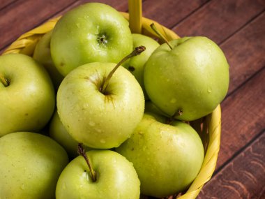 Bir sarı sepet yeşil olgun elma