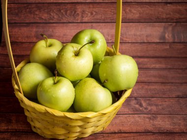 Bir sarı sepet yeşil olgun elma