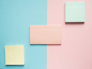 İş düz ile kopya alanı metin etiketleri yazmak için yarım pembe ve mavi defter içinde bölünmüş bir arka plan üzerinde göklere