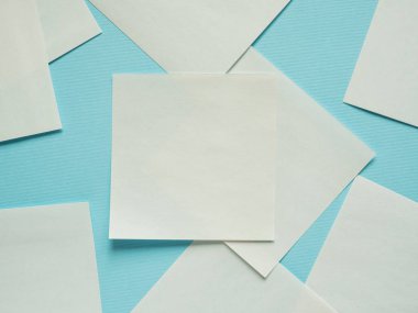 Kopya alanı metin etiketleri yazmak için bir arka plan mavi dizüstü bilgisayarlarda iş düz yatırın