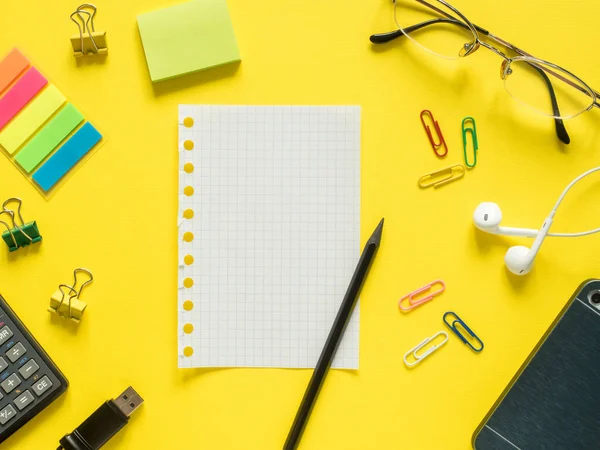 Business plan låg med kopia utrymme kalkylator, penna, anteckningsblock, kaffe glasögon på färgglada gul bakgrund — Stockfoto