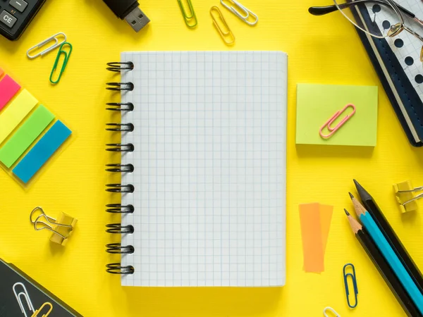 Business plan låg med kopia utrymme kalkylator, penna, anteckningsblock, kaffe glasögon på färgglada gul bakgrund — Stockfoto