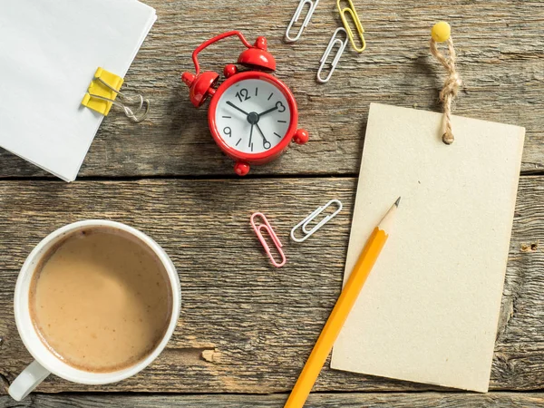 Relógio despertador vermelho Bloco de notas para escrever lápis na mesa rústica de madeira Café — Fotografia de Stock