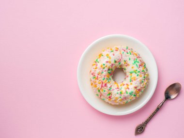 Çörek pembe vanilya arka plan üzerinde