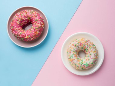 Pembe ve mavi vanilya arka plan üzerinde çörek